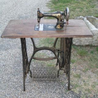 Ancienne machine Singer avec sa table